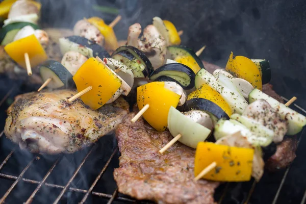 おいしい焼き肉とグリル野菜のバーベキュー. — ストック写真