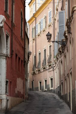  Tarihi şehir merkezi Verona Sokağı. İtalya.