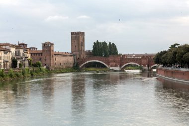 Bir kez Pons Marmoreus bilinen Ponte Pietra (taş köprü), bir Roman mı arch Adige Nehri Verona, İtalya için geçiş Köprüsü