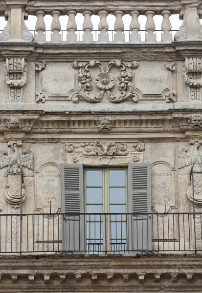 หน้าต่างประดับของ Palazzo Maffei ในเวโรน่า อิตาลี — ภาพถ่ายสต็อก