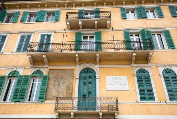 Verona tarihi şehir merkezi bir binanın dış cephe. İtalya. — Stok fotoğraf