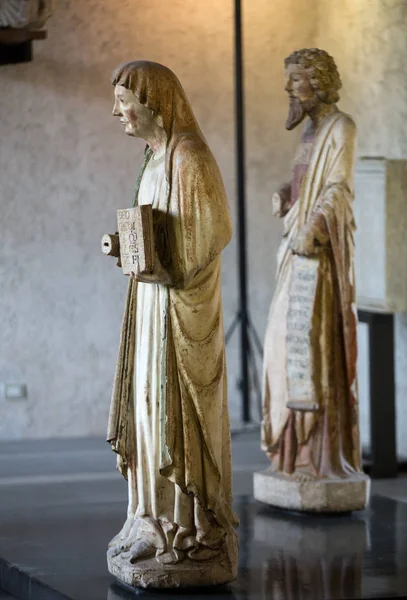 Standbeeld van vrouw in Castelvecchio Museum. Verona, Italië. — Stockfoto