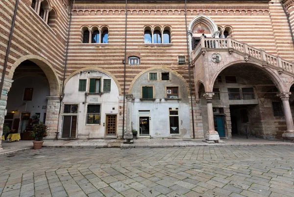 Pohled na nádvoří Palazzo della Ragione ve Veroně. Itálie. — Stock fotografie