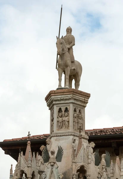 Tombes de Scaliger, un groupe de cinq monuments funéraires gothiques célébrant la famille Scaliger à Vérone. Italie . — Photo