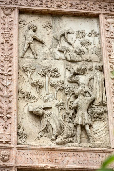 Reliëf op de voorgevel van Sant'Anastasia kerk in Verona, Italië — Stockfoto
