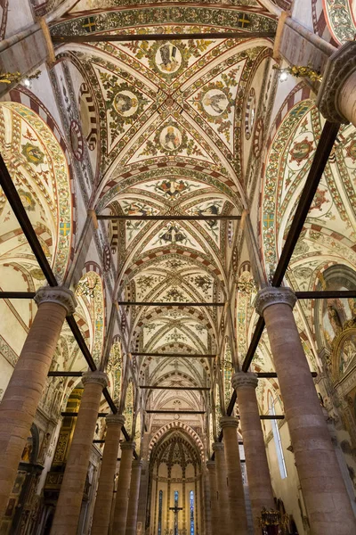 Intérieur de l'église Sant'Anastasia à Vérone, Italie. Sant'Anastasia est une église de l'Ordre dominicain à Vérone, elle a été construite en 1280-1400 . — Photo