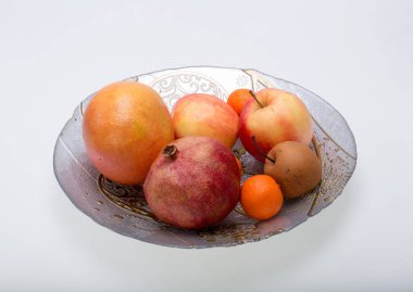 beyaz izole plaka üzerinde taze meyve karışımı.