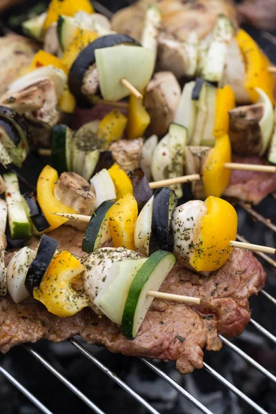 Barbecue avec de délicieuses viandes et légumes grillés sur le gril . — Photo