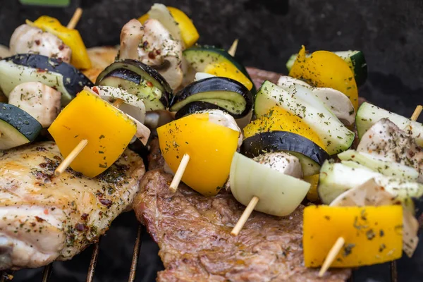 Churrasco com deliciosa carne grelhada e legumes na grelha . — Fotografia de Stock