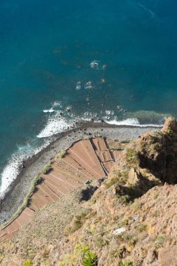 Cabo tam tepeden aşağıya bakış açısından görüldüğü gibi Girao cliff yüzü. Madeira. Portekiz