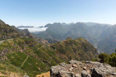 Belgili tanımlık geçmek Boca da Encumeada Madeira görüntüleyin. Portekiz