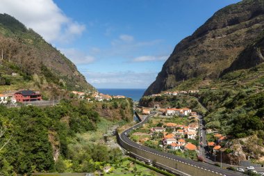  Sao Vicente 'nin çevresindeki köy ve teras ekimi. Madeira Adası, Portekiz 'in kuzey kıyısı.