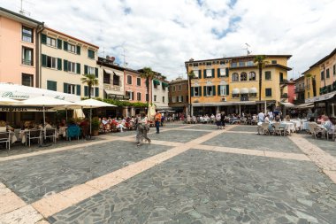 Piazza Castello Sirmione'da, Lake Garda, İtalya
