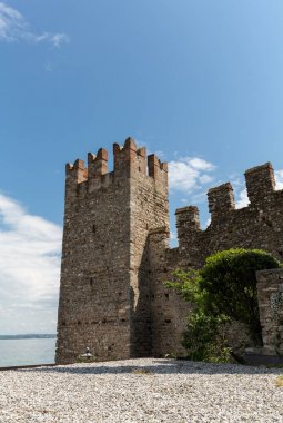 Ortaçağ Kalesi Scaliger eski şehrin Sirmione göl kenarında Lago di Garda. İtalya.