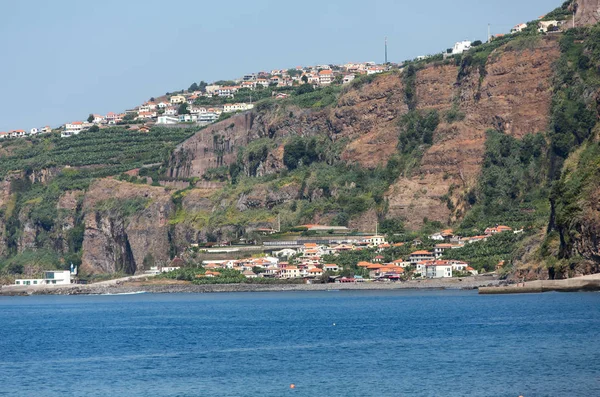 Vew de la costa en Ribeira Brava en la isla de Madeira. Portugal . — Foto de Stock