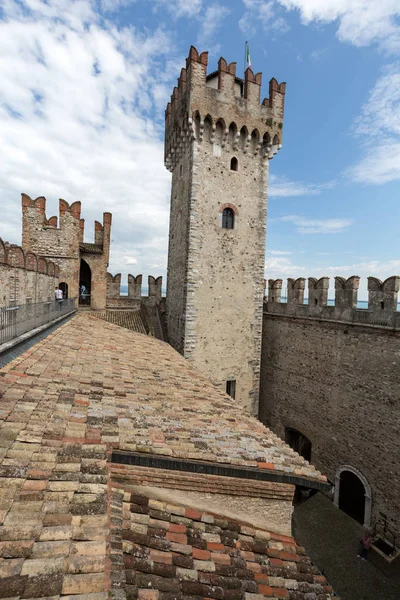 Castello medievale Scaligero nel centro storico Sirmione sul lago di Garda. Italia . — Foto Stock