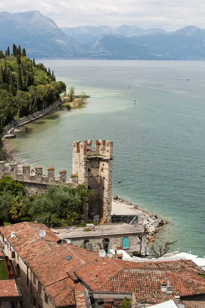 Den holiday resort staden Sirmione vid Gardasjön, Lombardiet, Italien. — Stockfoto