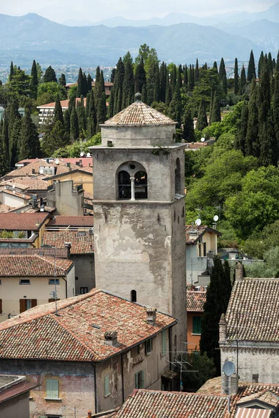 Het vakantie resort stad van Sirmione aan het Gardameer, Lombardije, Italië. — Stockfoto