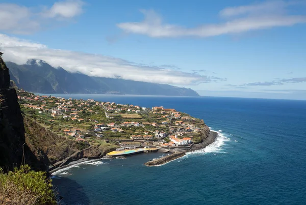 Ponta Delgada op de noordkust van het eiland Madeira, Portugal. — Stockfoto