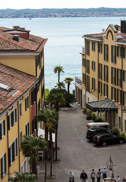 Vue de Piazza Catello depuis le château de Scaliger à Sirmione, Lac de Garde, Italie . — Photo