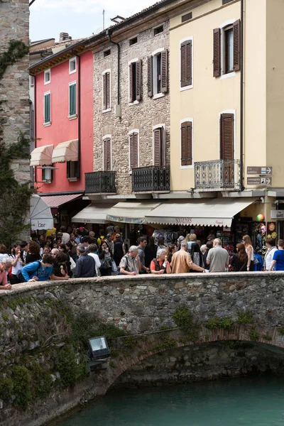 La ciudad turística de Sirmione en el lago de Garda, Lombardía, Italia . —  Fotos de Stock