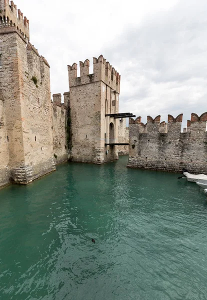 Średniowieczny zamek Scaliger w starym mieście Sirmione nad jeziorem Lago di Garda. Włochy — Zdjęcie stockowe