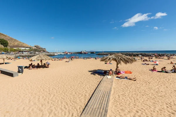 La gente está descansando en un día soleado en la playa de Machico. Isla de Madeira, Portugal —  Fotos de Stock