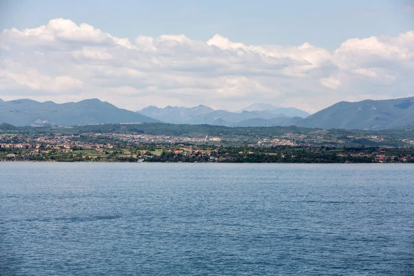 Paisagem da costa da península de Sirmione que divide a parte inferior do Lago de Garda. É um lugar de férias famoso por um longo tempo no norte da Itália . — Fotografia de Stock