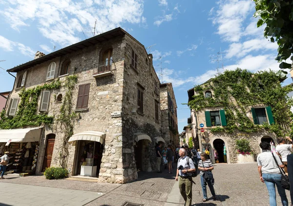 Gamla hus täckt av murgröna i Sirmione på Gardasjön, Italien — Stockfoto