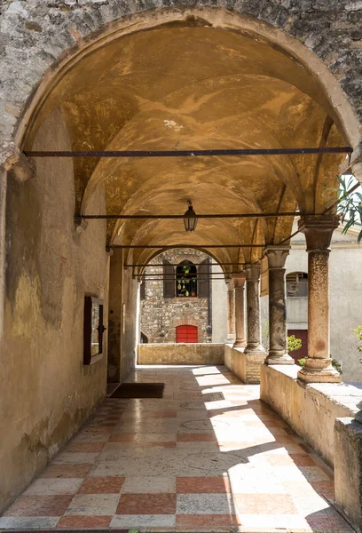シルミオーネ - サンタ・マリア ・ マッジョーレ教会は、シルミオーネの教区教会、中世の中心部の内側にあります。イタリア. — ストック写真