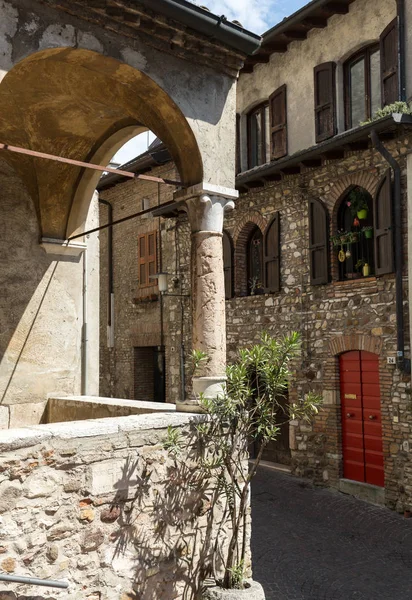 Sirmione - Iglesia Santa Maria Maggiore es la iglesia parroquial de Sirmione, se encuentra dentro del centro medieval. Italia — Foto de Stock