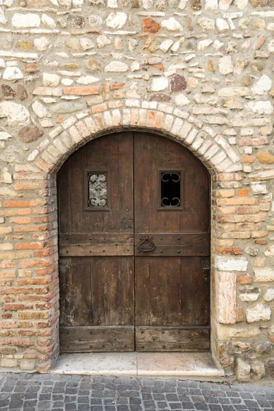 Sirmione holiday resort kasaba üzerinde Garda Gölü, Lombardiya, İtalya — Stok fotoğraf