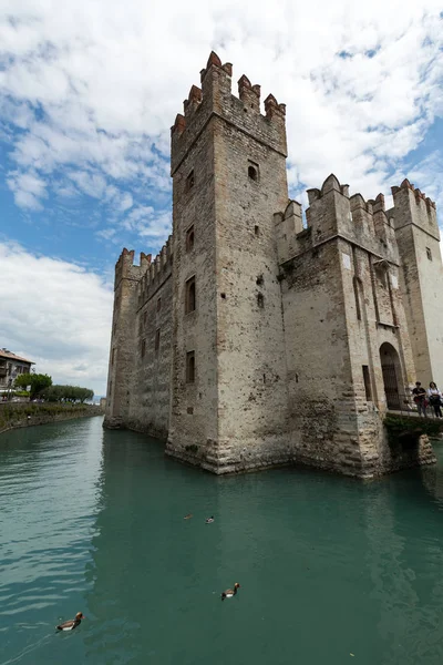 Castello Scaligero di Sirmione (Sirmione zamku), zbudowany w Xiv wieku, jezioro Garda, Sirmione, Włochy. — Zdjęcie stockowe