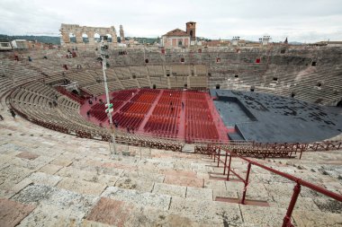 Verona, İtalya Roma amfi. Yıllık festival operaları yer. Verona Arena bir Roma amfi tiyatroda 30 reklam içinde inşa olduğunu. 