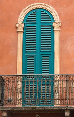 Verona, İtalya bir ev antik balkonda