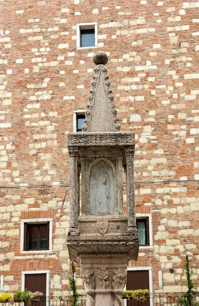 Antiga coluna de mercado na Piazza delle Erbe em Verona, Veneto, Itália — Fotografia de Stock