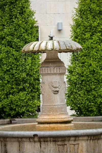 Uma pequena fonte na Piazza delle Erbe em Verona. Itália — Fotografia de Stock