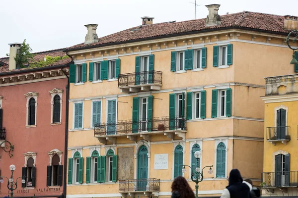 Façade d'un bâtiment dans le centre historique de Vérone. Italie — Photo