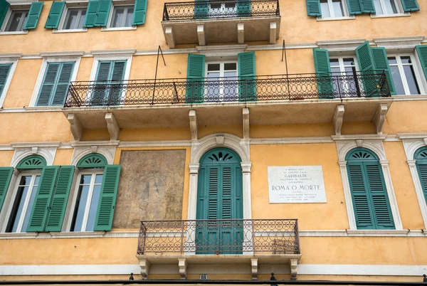 Façade d'un bâtiment dans le centre historique de Vérone. Italie — Photo