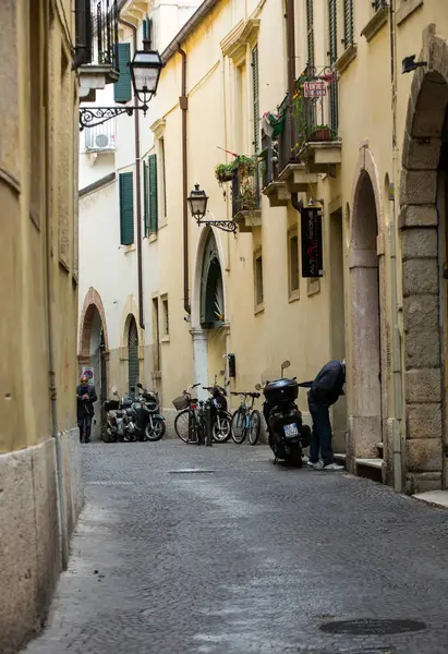 ヴェローナの歴史的な市内中心部の通り。イタリア — ストック写真