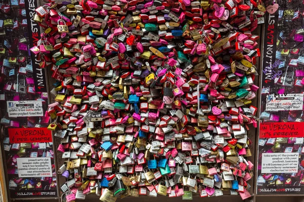 Verona - Lover locks and master key locks closed up at Casa di Giulietta (in front of Juliet 's Balcony ). — стоковое фото