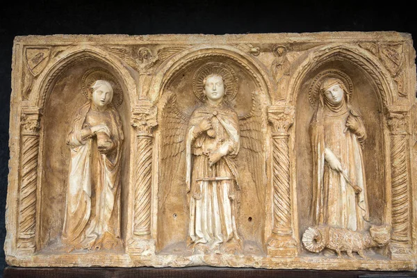 Paliotto mit dem erzengel michael und der heiligen maria magdalene und marth im museum castelvecchio. verona, italien. — Stockfoto