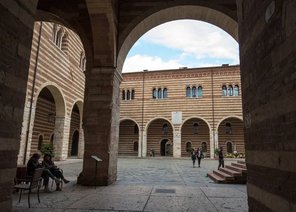 The Courtyard of the  Palazzo della Ragione in Verona. Italy. — Stock Photo, Image