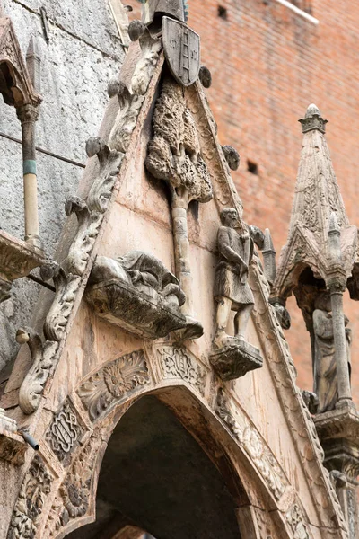 Grobowce Scaligerich, grupy pięciu pogrzebowe zabytków gotyku obchodzi rodziny Scaliger w Weronie. Włochy. — Zdjęcie stockowe