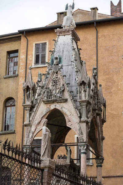 Tombe Scaligere, un gruppo di cinque monumenti funerari gotici che celebrano la famiglia Scaligera a Verona. Italia . — Foto Stock