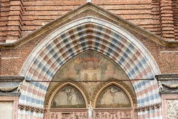 Homlokzati Sant'Anastasia templom-Verona, Olaszország. — Stock Fotó