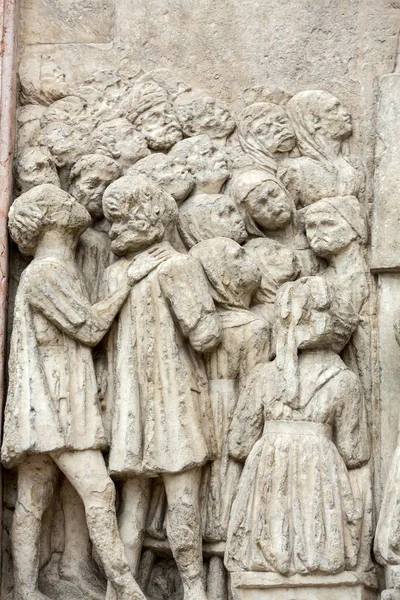 Relief sur la façade de l'église Sant'Anastasia à Vérone, Italie . — Photo