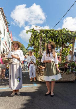  Madeira şarap Festivali Estreito de Camara de Lobos, Madeira, Portekiz geleneksel kostümleri giyen insanlar. 