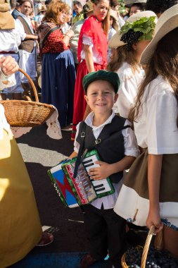  Akordeon Madeira şarap Festivali Estreito de Camara de Lobos, Madeira, Portekiz geleneksel kostüm giyiyor ile çocuk. 