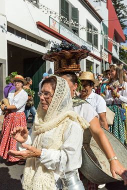 Madeira şarap Festivali Estreito de Camara de Lobos, Madeira, Portekiz geleneksel kostümleri giyen insanlar. 